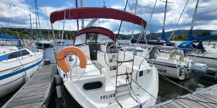 Pobyt na lodi na Lipně až pro 4 osoby: kotvení v chráněné zátoce a zázemí areálu