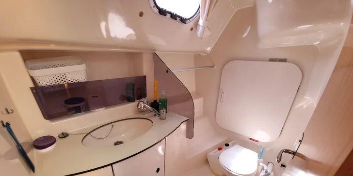 Pobyt na lodi na Lipně až pro 4 osoby: kotvení v chráněné zátoce a zázemí areálu