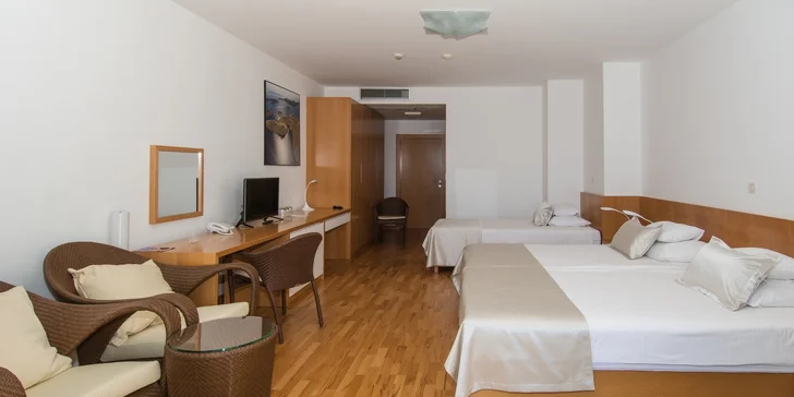 Vodice: dovolenkový pobyt ve 4* hotelu u pláže se stravou a venkovním bazénem