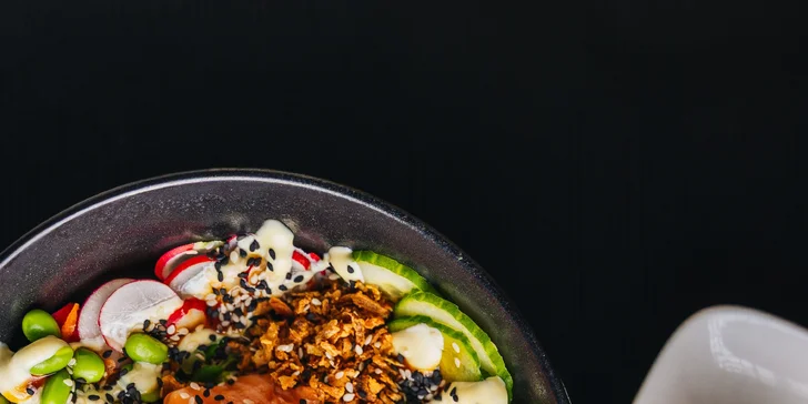 Havajský poke bowl s kuřetem, lososem či tofu a jarní závitek na odnos s sebou