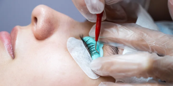 Podmanivý pohled: laminace obočí a řas vč. barvení i kompletní balíček