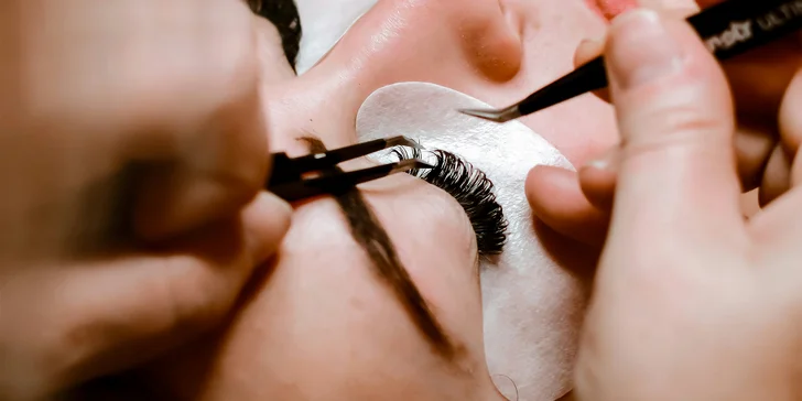 Zajistěte si výrazný pohled bez líčidel: prodloužení řas objemovou metodou či řasa na řasu