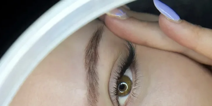 Zajistěte si výrazný pohled bez líčidel: prodloužení řas objemovou metodou či řasa na řasu