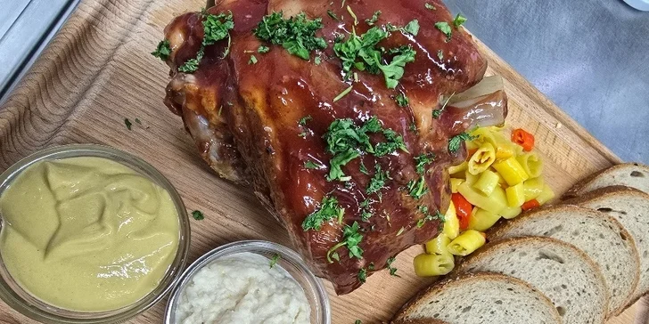 Hodina bowlingu a žebra nebo koleno s přílohami až pro 6 osob