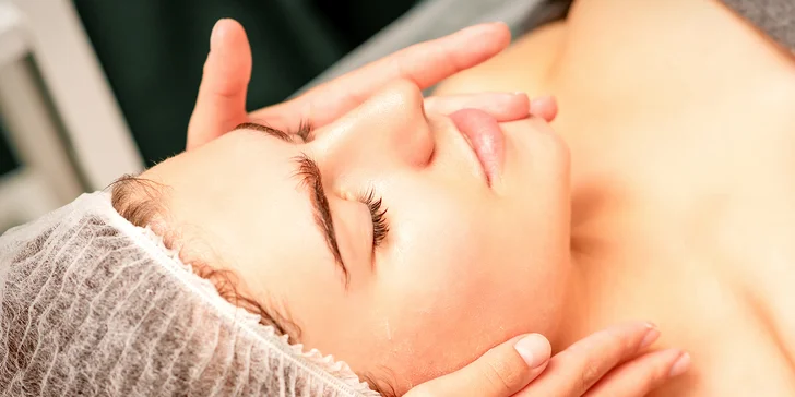 Masáž bolavých zad nebo nohou či manuální lifting obličeje s peelingem