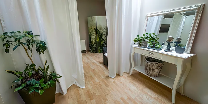 Masáž bolavých zad nebo nohou či manuální lifting obličeje s peelingem