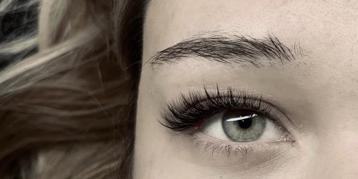 Profesionální prodloužení a zhuštění řas: metoda Classic, Volume, Wispy nebo Wet Look
