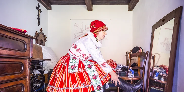 Zážitkové oblékání do slováckého kroje i s vínem pro 1 nebo 2 dámy
