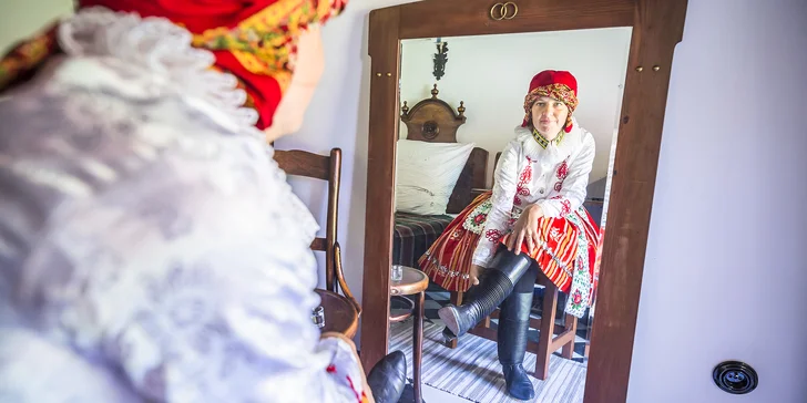 Zážitkové oblékání do slováckého kroje i s vínem pro 1 nebo 2 dámy