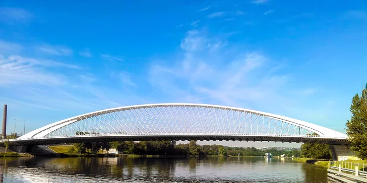 Zážitková plavba po Vltavě do Roztok a zpět: staňte se kapitánem na den