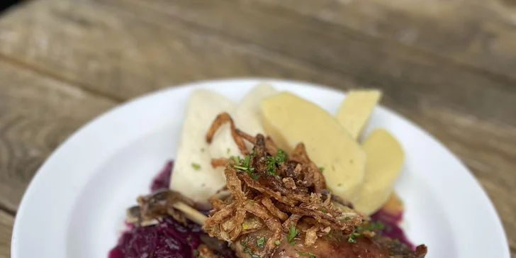 Svatomartinské hody: burger s trhaným, celá pečená husa i sladké lokše