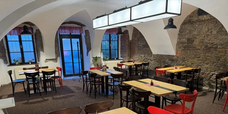 1 nebo 2 Chacharovy pizzy o průměru 32 nebo 45 cm, více než 20 druhů