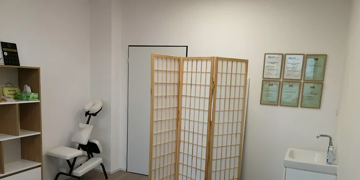 Nechte se hýčkat: 80min. masáž technikou Raindrop s 9 terapeutickými esenciálními oleji