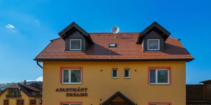 Rodinný pobyt v apartmánovém domě v Bešeňové: altán, gril, dětské hřiště i aquapark Bešeňová na dosah