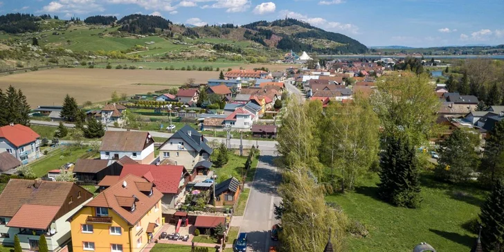 Rodinný pobyt v apartmánovém domě v Bešeňové: altán, gril, dětské hřiště i aquapark Bešeňová na dosah