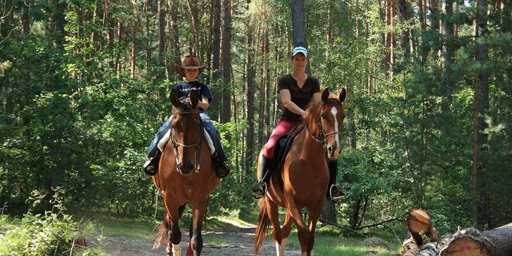 Až 120 min. vyjížďky na koni v přírodě či jízdárně i s focením pro 1 nebo 2 osoby