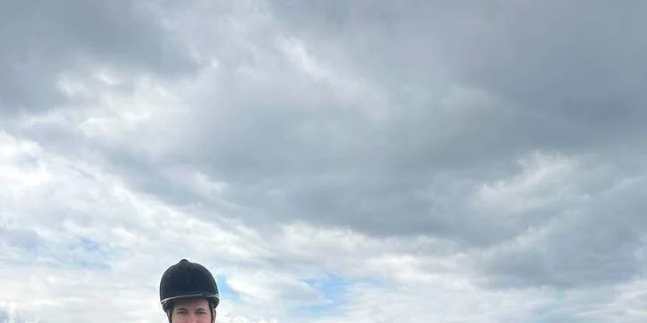 Až 120 min. vyjížďky na koni v přírodě či jízdárně i s focením pro 1 nebo 2 osoby