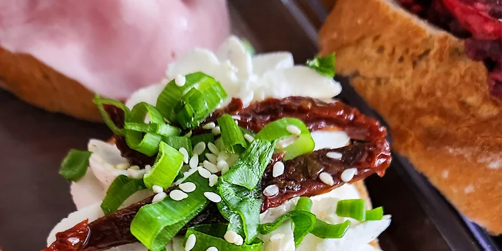 Otevřený voucher do kavárny s minisýrárnou: dobroty, lehké obědy i káva a víno