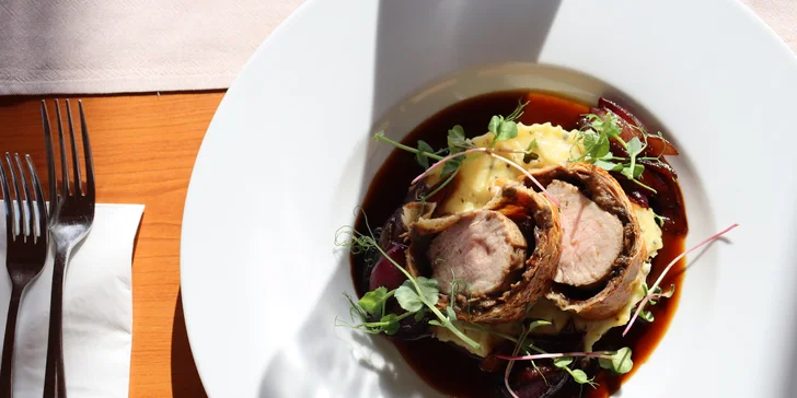 5chodové menu v golfovém resortu Ostravice pro 2 osoby: losos, welington i smažená zmrzlina