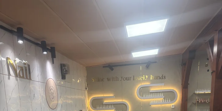 Manikúra i pedikúra: klasická, lakování gel lakem či shellacem i gelové a akrylové nehty