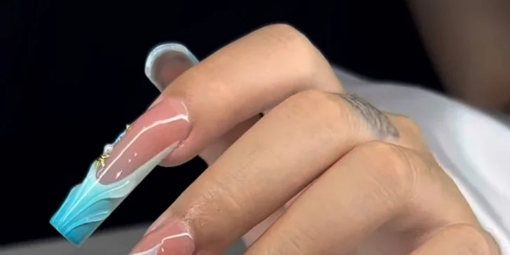 Manikúra i pedikúra: klasická, lakování gel lakem či shellacem i gelové a akrylové nehty