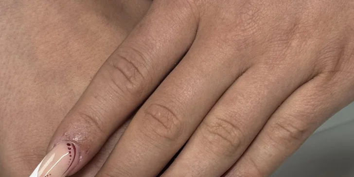 Manikúra i pedikúra: klasická, lakování gel lakem či shellacem i gelové a akrylové nehty