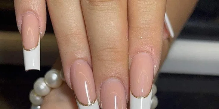Manikúra i pedikúra: klasická, lakování gel lakem či shellacem i gelové a akrylové nehty