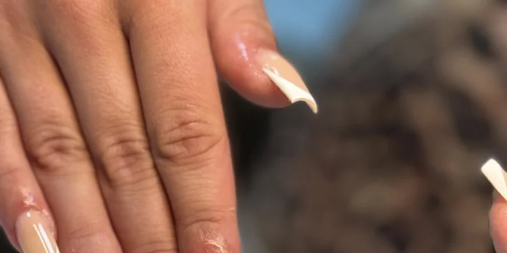 Manikúra i pedikúra: klasická, lakování gel lakem či shellacem i gelové a akrylové nehty