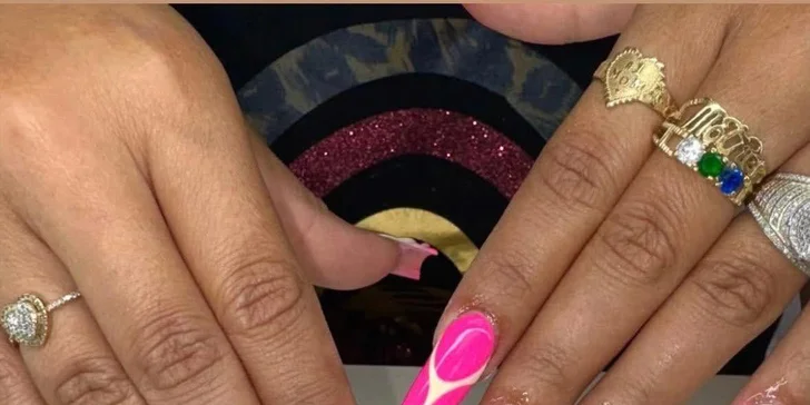 Manikúra i pedikúra: klasická, lakování gel lakem či shellacem i gelové a akrylové nehty