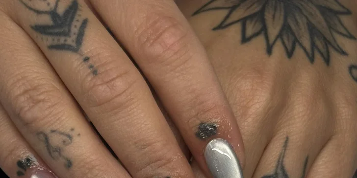 Manikúra i pedikúra: klasická, lakování gel lakem či shellacem i gelové a akrylové nehty