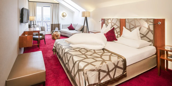 Hotel na břehu Wolfgangsee: plovoucí vířivka, bazény i sauny, snídaně a čtyřchodová večeře