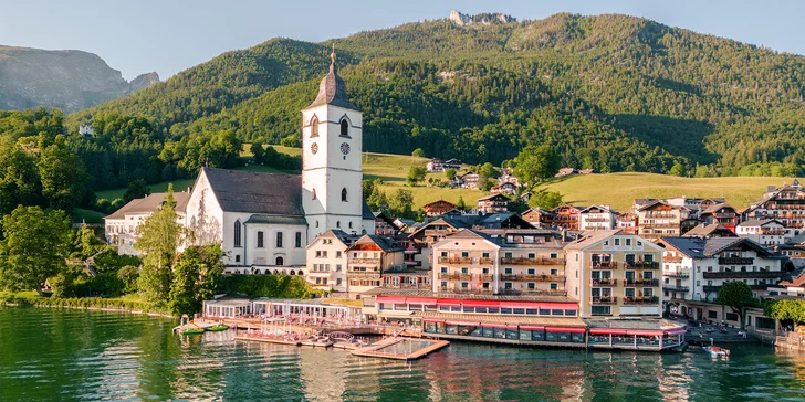 Hotel na břehu Wolfgangsee: plovoucí vířivka, bazény i sauny, snídaně a čtyřchodová večeře