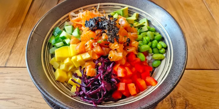 Poke bowl pro 1 či 2 osoby: s lososem, tuňákem, krevetami nebo kuřecím