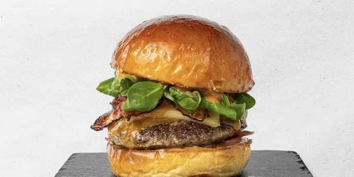 Dejte si do nosu poctivým burgerem: voucher do restaurace Dugi's burger v hodnotě 300, 500 či 1000 Kč