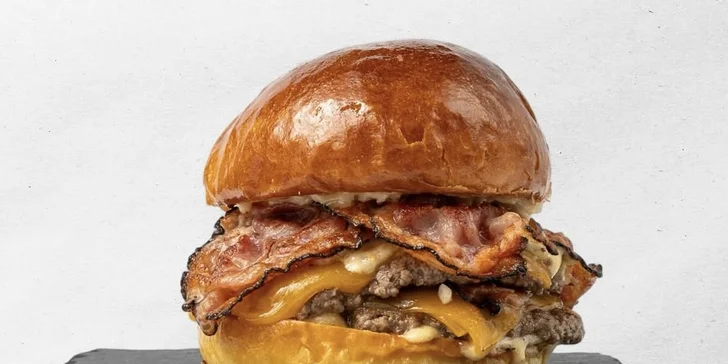 Dejte si do nosu poctivým burgerem: voucher do restaurace Dugi's burger v hodnotě 300, 500 či 1000 Kč
