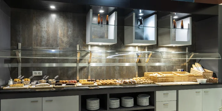 Moderní 4* hotel ve Valencii se snídaní, blízko Města umění a věd s delfináriem