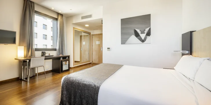 Moderní 4* hotel ve Valencii se snídaní, blízko Města umění a věd s delfináriem