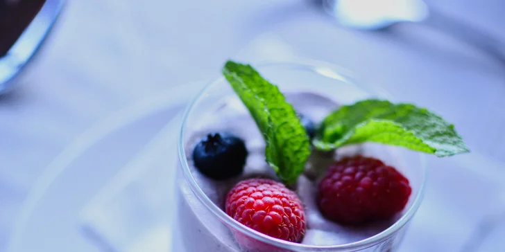 Tříchodové menu s kachním či krůtím prsem a lahví vína pro 2 osoby