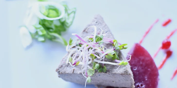 Tříchodové menu s kachním či krůtím prsem a lahví vína pro 2 osoby