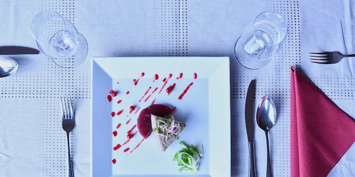 Tříchodové menu s kachním či krůtím prsem a lahví vína pro 2 osoby