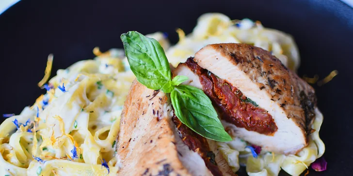 Tříchodové menu s kachním či krůtím prsem a lahví vína pro 2 osoby