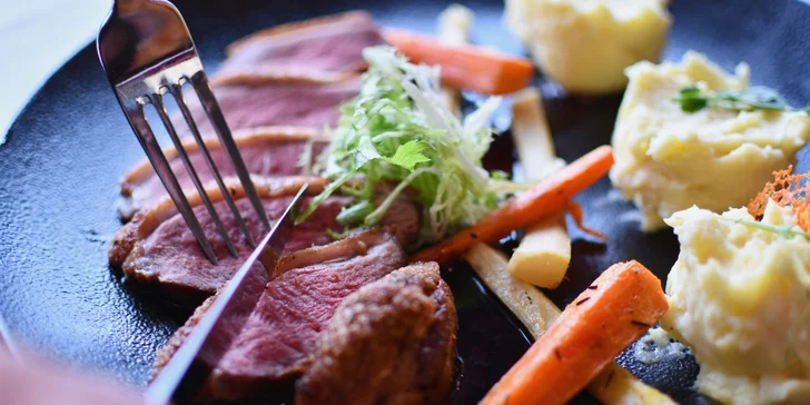 Tříchodové menu s kachním či krůtím prsem a lahví vína pro 2 osoby