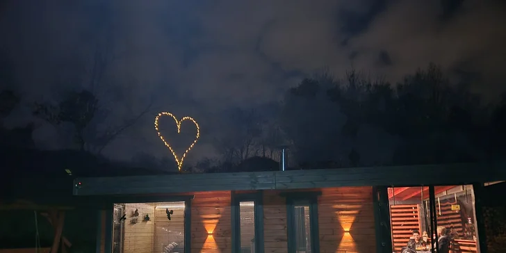 Romantická glampingová chatka u rybníku na Prostějovsku pro pár