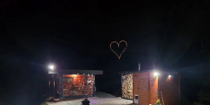 Romantická glampingová chatka u rybníku na Prostějovsku pro pár