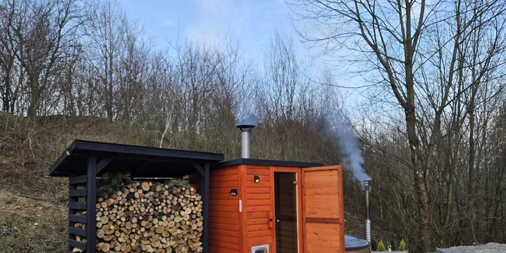 Romantická glampingová chatka u rybníku na Prostějovsku pro pár