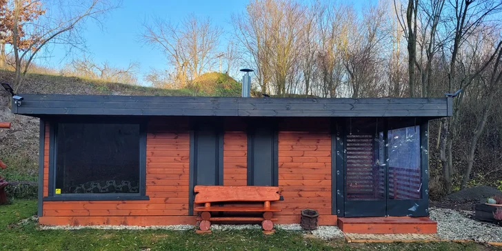 Romantická glampingová chatka u rybníku na Prostějovsku pro pár