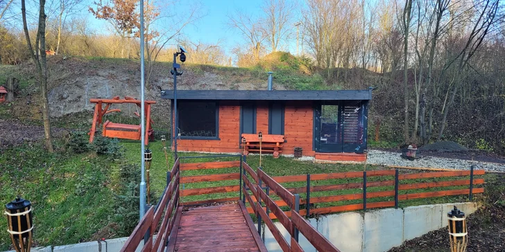 Romantická glampingová chatka u rybníku na Prostějovsku pro pár