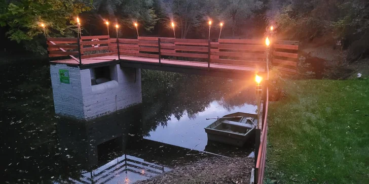 Romantická glampingová chatka u rybníku na Prostějovsku pro pár