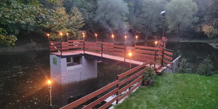 Romantická glampingová chatka u rybníku na Prostějovsku pro pár