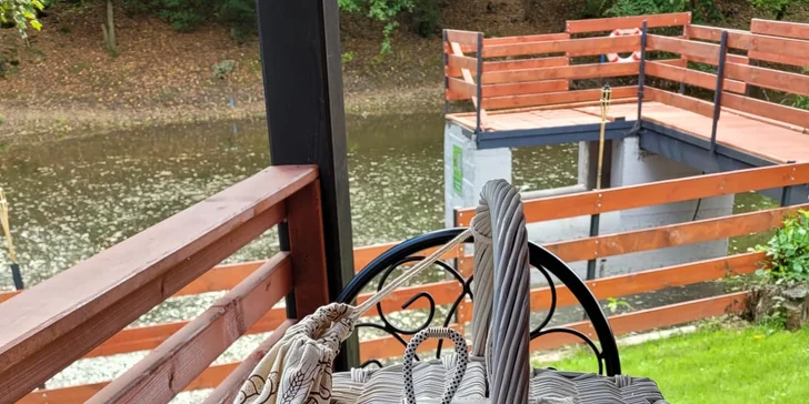 Romantická glampingová chatka u rybníku na Prostějovsku pro pár